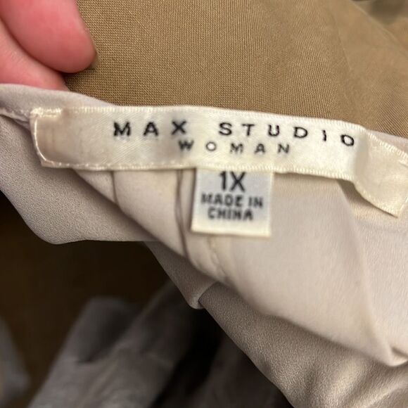 Max Studio V-Neck Short Sleeve Blouse 100% Polyester, Pleated detail size 1x - Picture 4 of 5